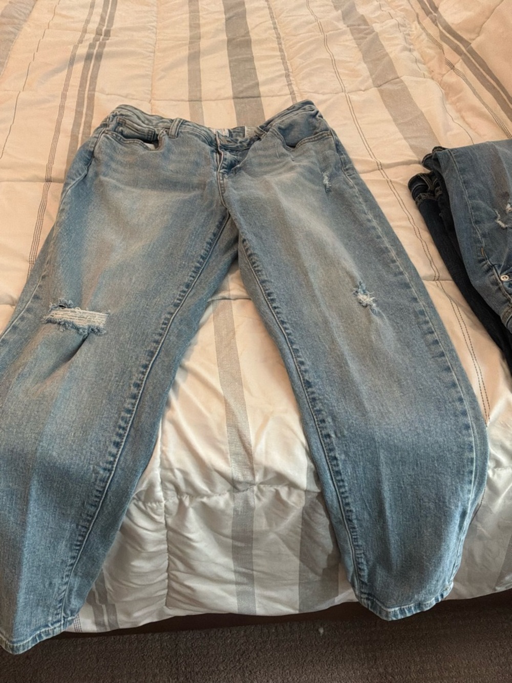 Light Blue Distressed Women's Jeans,ankle length.